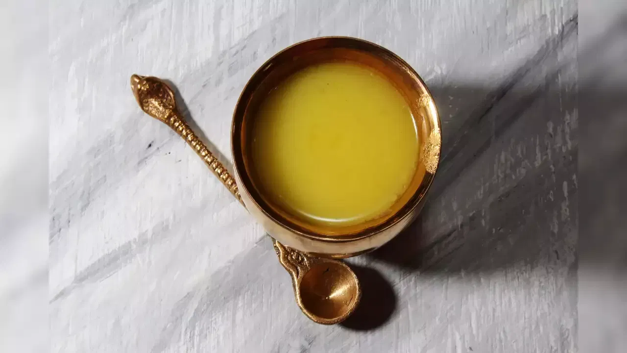 గోరు వెచ్చటి నెయ్యిని తలకు బాగా పట్టించి ఒక గంట లేదా రాత్రి రాసుకుని ఉదయాన్నే స్నానం చేయాలి. దీంతో నెయ్యిలో ఉండే పోషకాలు జుట్టుకు చేరుతాయి. ఇలా వారంలో రెండు సార్లు చేస్తే.. వచ్చే ఫలితాలు మీకే కనిపిస్తాయి.
