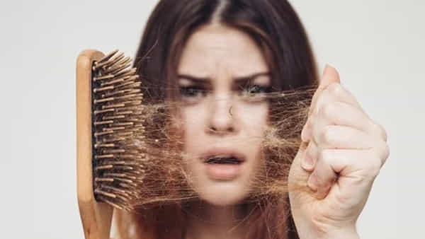 Lifestyle: వేగంగా జుట్టు రాలుతోందా.? మీరు ఈ సమస్యలతో బాధపడుతున్నట్లే..