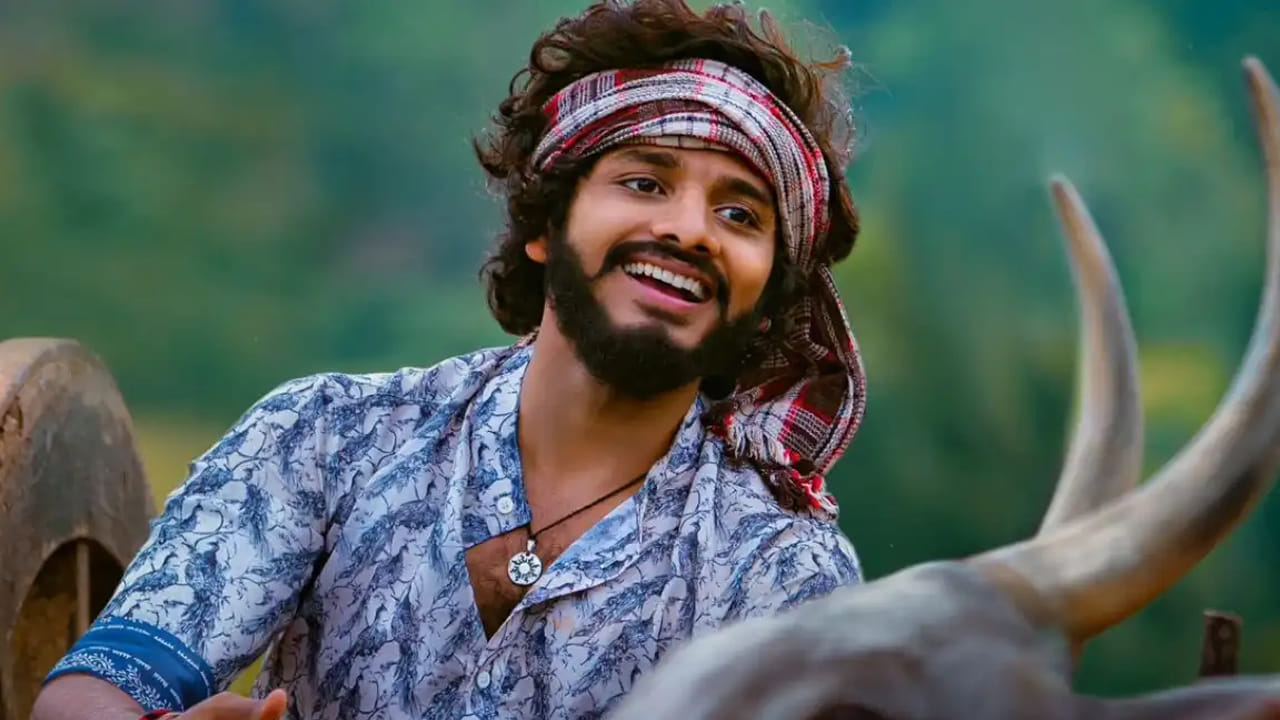 చైల్ట్ ఆర్టిస్టుగా వచ్చిన తేజ.. ఓ బేబీ లాంటి సినిమాల్లో కారెక్టర్ ఆర్టిస్టుగా నటించారు. జాంబి రెడ్డి, హనుమాన్తో హీరోగా నిలబడ్డారు. అయితే హనుమాన్ పూర్తిగా ప్రశాంత్ వర్మ మ్యాజిక్.. అందులో తేజ ఉన్నా మార్కెట్ వర్కవుట్ అయింది ప్రశాంత్ వల్లే. ఇది హిట్టైంది కదా అని.. తేజ సజ్జా కొత్త సినిమాకు 40 కోట్లు బడ్జెట్ పెడితే నిర్మాతలకు కునుకు కష్టమే.