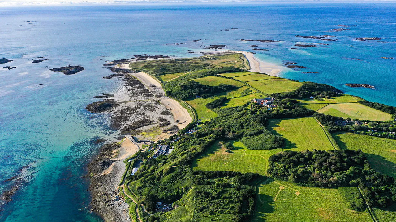 Herm Island: రద్దీలేని ద్వీపం రమ్మని పిలుస్తోంది..! కార్లు, ఫోన్లు, గడియారం లేని ప్రశాంత ప్రదేశంలో బిందాస్ లైఫ్.. ఎక్కడంటే..