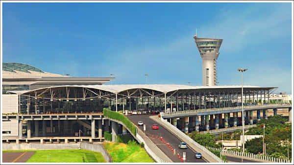 Hyderabad Airport: ప్రయాణికుల రాకపోకల్లో రికార్డ్ సృష్టించిన హైదరాబాద్ విమానాశ్రయం