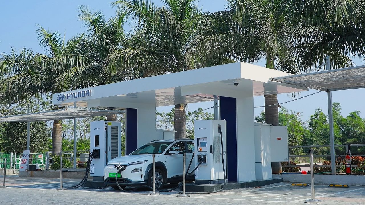 EV Charging Stations: ఎలక్ట్రిక్ వాహనదారులకు గుడ్ న్యూస్.. హైవేలపై చార్జింగ్ స్టేషన్లు..