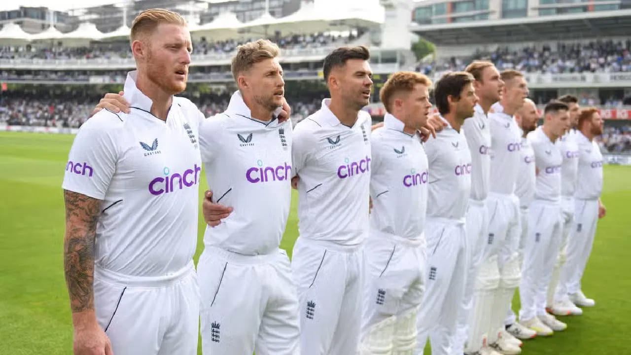 ఇంగ్లండ్ టెస్టు జట్టు: బెన్ స్టోక్స్ (కెప్టెన్), రెహాన్ అహ్మద్, జేమ్స్ అండర్సన్, గుస్ అట్కిన్సన్, జానీ బెయిర్‌స్టో, షోయబ్ బషీర్, డాన్ లారెన్స్, జాక్ క్రాలే, బెన్ డకెట్, బెన్ ఫోక్స్, టామ్ హార్ట్లీ, ఒల్లీ పోప్, ఒల్లీ రాబిన్సన్, జో రూట్, మార్క్ వుడ్.