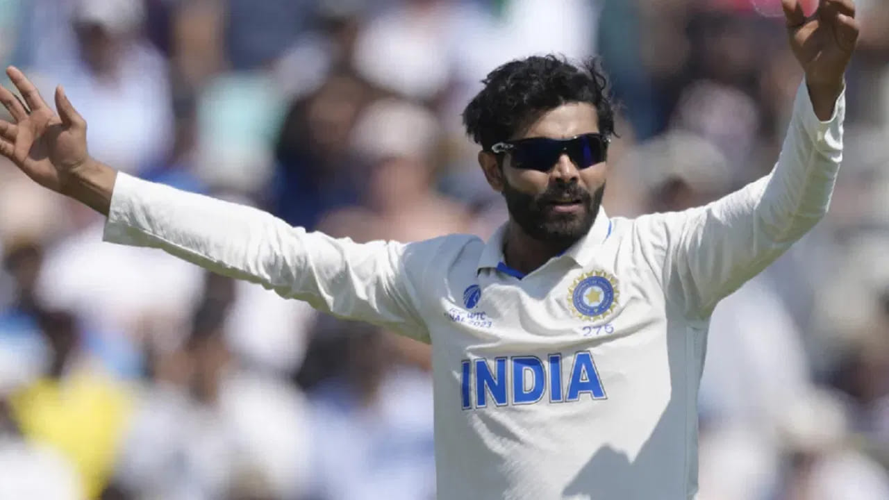 రవీంద్ర జడేజా: ఇంగ్లండ్తో జరుగుతున్న తొలి టెస్టు మ్యాచ్లో ఆ జట్టు స్టార్ ఆల్రౌండర్ రవీంద్ర జడేజా గాయపడ్డాడు. దీంతో అతను రెండో టెస్టు మ్యాచ్కు దూరమయ్యాడు. ప్రస్తుతం ఎన్సీఏలో ఉన్న రవీంద్ర జడేజా కూడా టెస్టు సిరీస్కు దూరమైనట్లు సమాచారం.