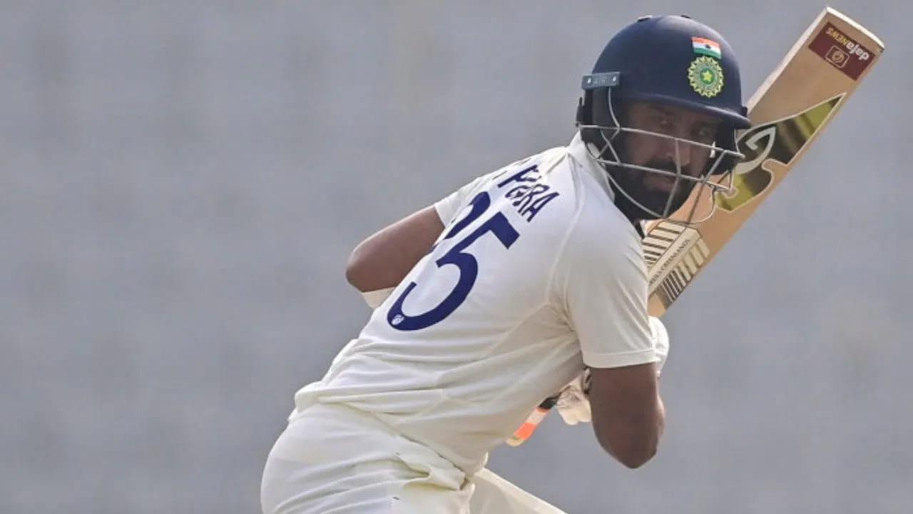 ఛెతేశ్వర్ పుజారా: ఒకప్పుడు టీమిండియా టెస్టు స్పెషలిస్ట్గా పేరొందిన చెతేశ్వర్ పుజారా పేలవ ఫామ్ కారణంగా టీమిండియాకు దూరమయ్యాడు. ప్రస్తుతం రంజీలు ఆడుతున్న పుజారా తదుపరి 3 టెస్టులకు జట్టులోకి ఎంపికయ్యే అవకాశం ఉంది.