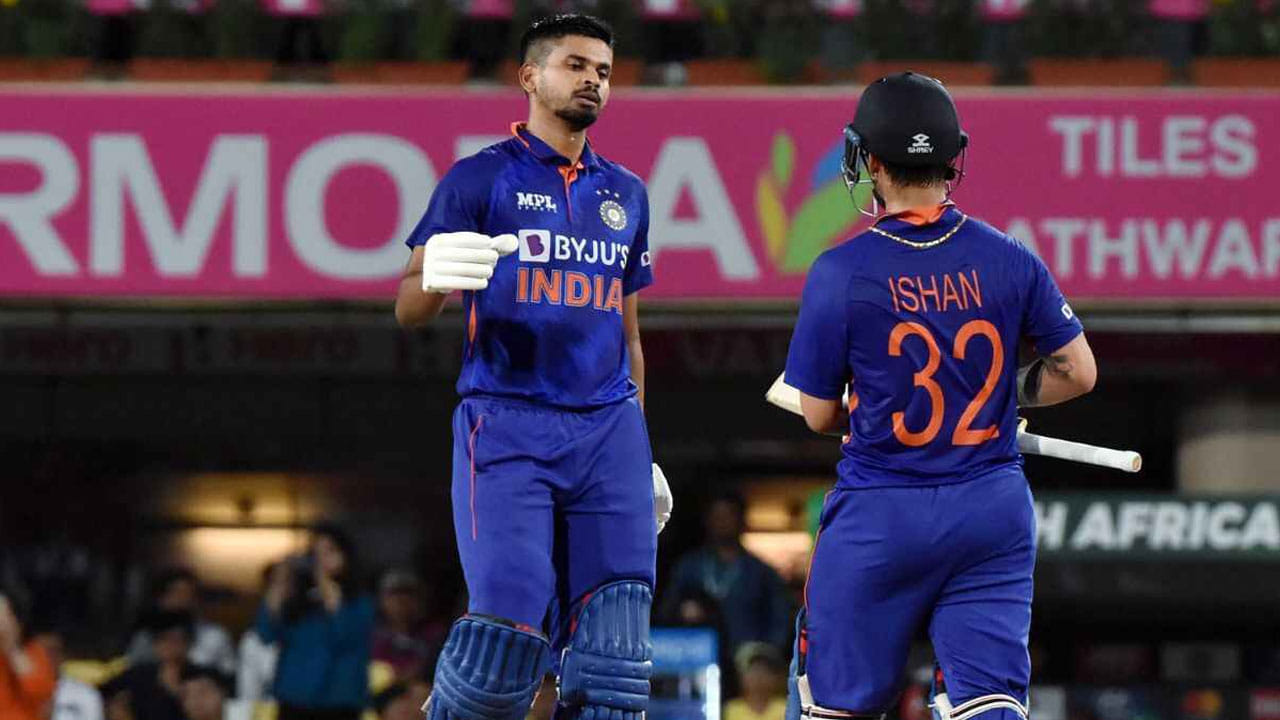 ఇషాన్ కిషన్-శ్రేయాస్ అయ్యర్ దేశవాళీ రెడ్ బాల్ టోర్నమెంట్ ఆడాలని BCCI ఆదేశించినప్పటికీ, ఇద్దరు బ్యాట్స్మెన్ రంజీ ట్రోఫీలో ఆడలేదు. ఇప్పుడు దీనికి ఈ ఇద్దరు భారతీయ స్టార్లు భారీ మూల్యం చెల్లించుకోవాల్సి వస్తోంది.