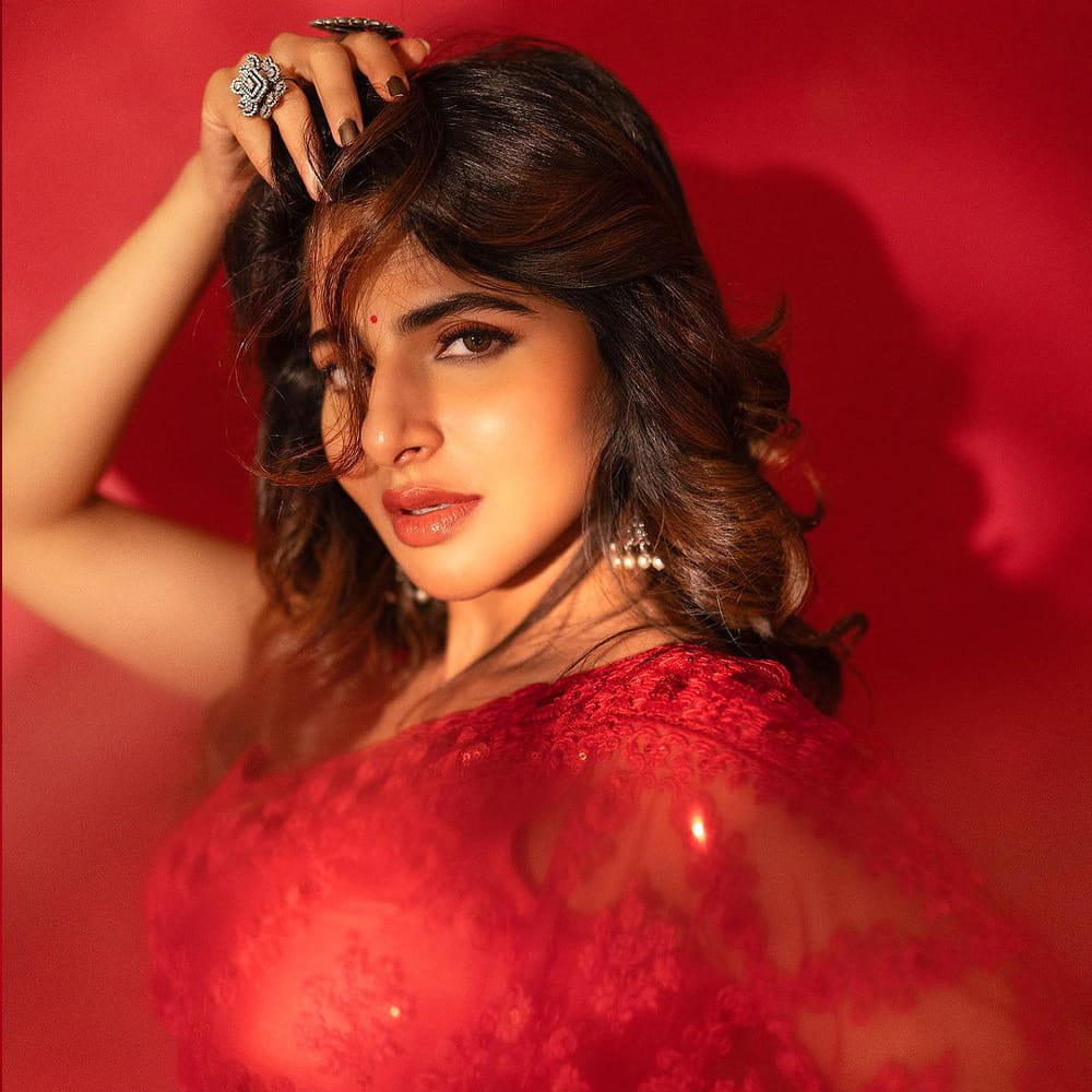 సౌత్ ఇండస్ట్రీలో పాపులర్ హీరోయిన్ ఐశ్వర్య మీనన్. ఎప్పుడూ సోషల్ మీడియాలో యాక్టివ్‏గా ఉండే ముద్దుగుమ్మ.. ఇప్పుడు షేర్ చేసిన ఫోటోస్ తెగ వైరలవుతున్నాయి. ఎర్రచీరలో మతిపోగొట్టే అందంతో మైమరపిస్తుంది. ఈ బ్యూటీ పంచుకున్న ఫోటోస్ పై నెటిజన్స్ భిన్నంగా రియాక్ట్ అవుతున్నారు. 