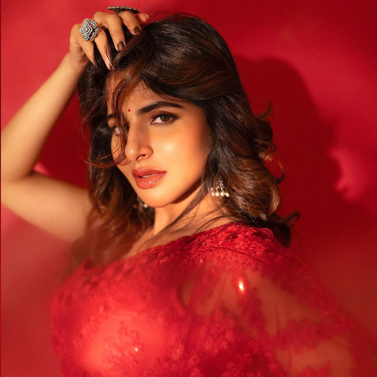 సౌత్ ఇండస్ట్రీలో పాపులర్ హీరోయిన్ ఐశ్వర్య మీనన్. ఎప్పుడూ సోషల్ మీడియాలో యాక్టివ్‏గా ఉండే ముద్దుగుమ్మ.. ఇప్పుడు షేర్ చేసిన ఫోటోస్ తెగ వైరలవుతున్నాయి. ఎర్రచీరలో మతిపోగొట్టే అందంతో మైమరపిస్తుంది. ఈ బ్యూటీ పంచుకున్న ఫోటోస్ పై నెటిజన్స్ భిన్నంగా రియాక్ట్ అవుతున్నారు. 