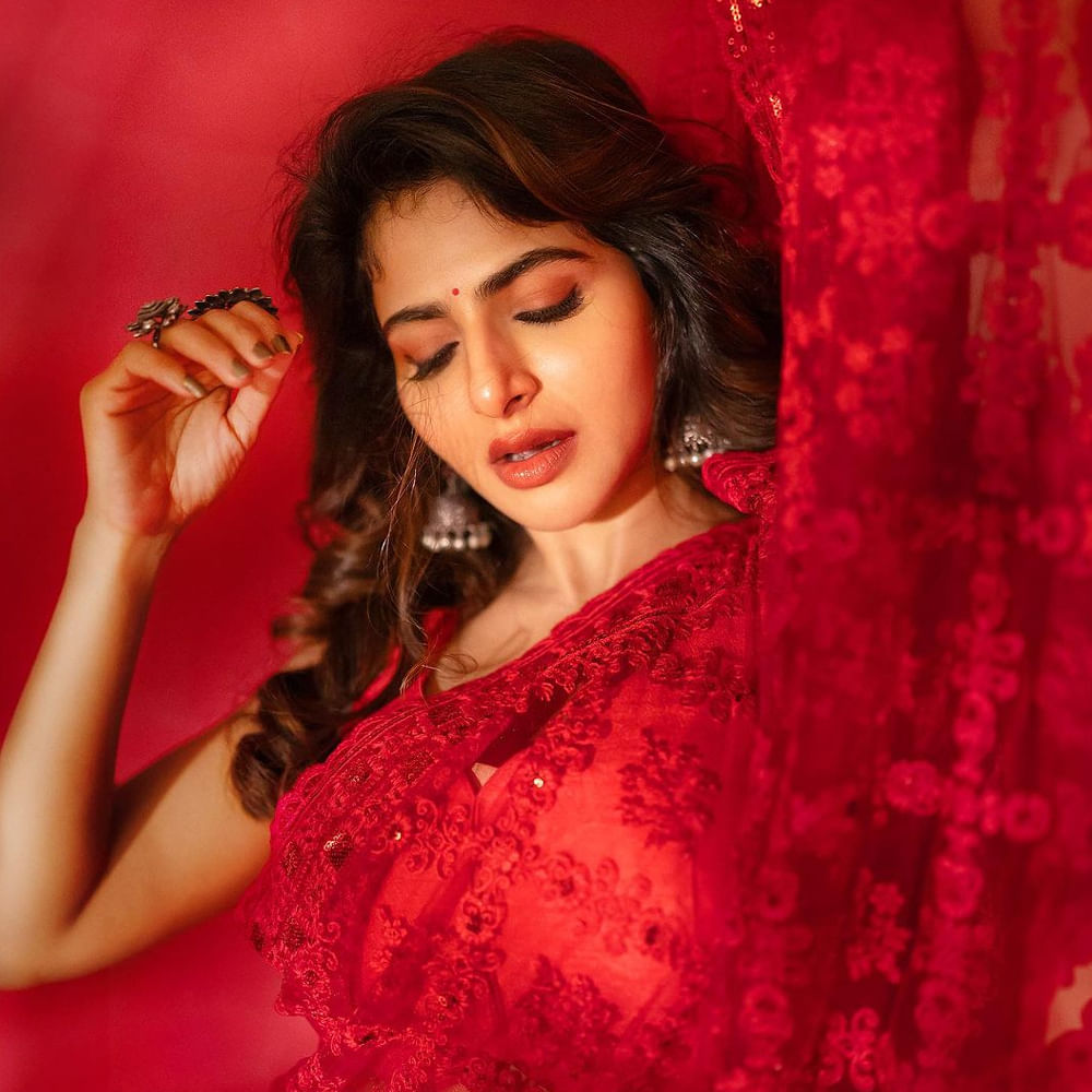 మోడల్‌గా సినీ రంగ ప్రవేశం చేసిన ఆమె తమిళం, మలయాళం, కన్నడ, తెలుగు భాషల్లో నటించింది. సిద్ధార్థ్ నటించిన 'కాదలిల్ సొతప్పనువు ఎలా' సినిమాతో కోలీవుడ్‌లో నటిగా రంగప్రవేశం చేసింది. గ్లోబల్ సూపర్ స్టార్ మిర్చి శివ సరసన 'తమిళపటం' సెకండ్ పార్ట్ లో నటించి క్రేజ్ అందుకుంది ఈ ముద్దుగుమ్మ. 