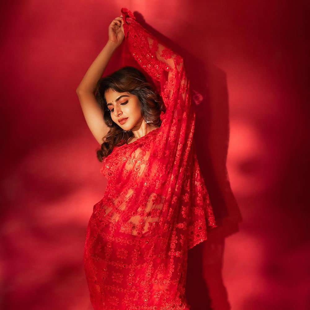 కేరళలోని చెందమంగళంలో 1995 మే 8న జన్మించిన ఈ బ్యూటీ.. తమిళనాడులోని ఈరోడ్ లో పెరిగింది. ఎస్ఆర్ఎమ్ ఇన్ స్టిట్యూట్ ఆఫ్ సైన్స్ అండ్ టెక్నాలజీ లో ఇంజనీరింగ్ పూర్తిచేసింది ఈ ముద్దుగుమ్మ. గ్రాడ్యూయేషన్ పూర్తికాగానే నటనపై ఆసక్తితో మోడలింగ్ రంగంలోకి అడుగుపెట్టింది ఐశ్వర్య. 