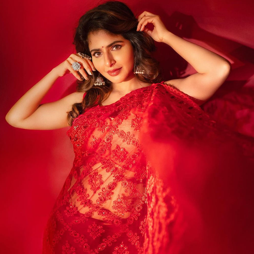 తెలుగులో స్పై చిత్రంలో నటించింది టాలీవుడ్ యంగ్ హీరో నిఖిల్ నటించిన ఈ మూవీ బాక్సాఫీస్ వద్ద అంతగా ఆకట్టుకోలేకపోయింది. ఈ మూవీతోనే తెలుగు తెరకు పరిచయమైనప్పటికీ ఆశించిన స్థాయిలో గుర్తింపు మాత్రం రాలేదు. దీంతో మళ్లీ కోలీవుడ్ ఇండస్ట్రీకి షిఫ్ట్ అయ్యింది ఐశ్వర్య. 