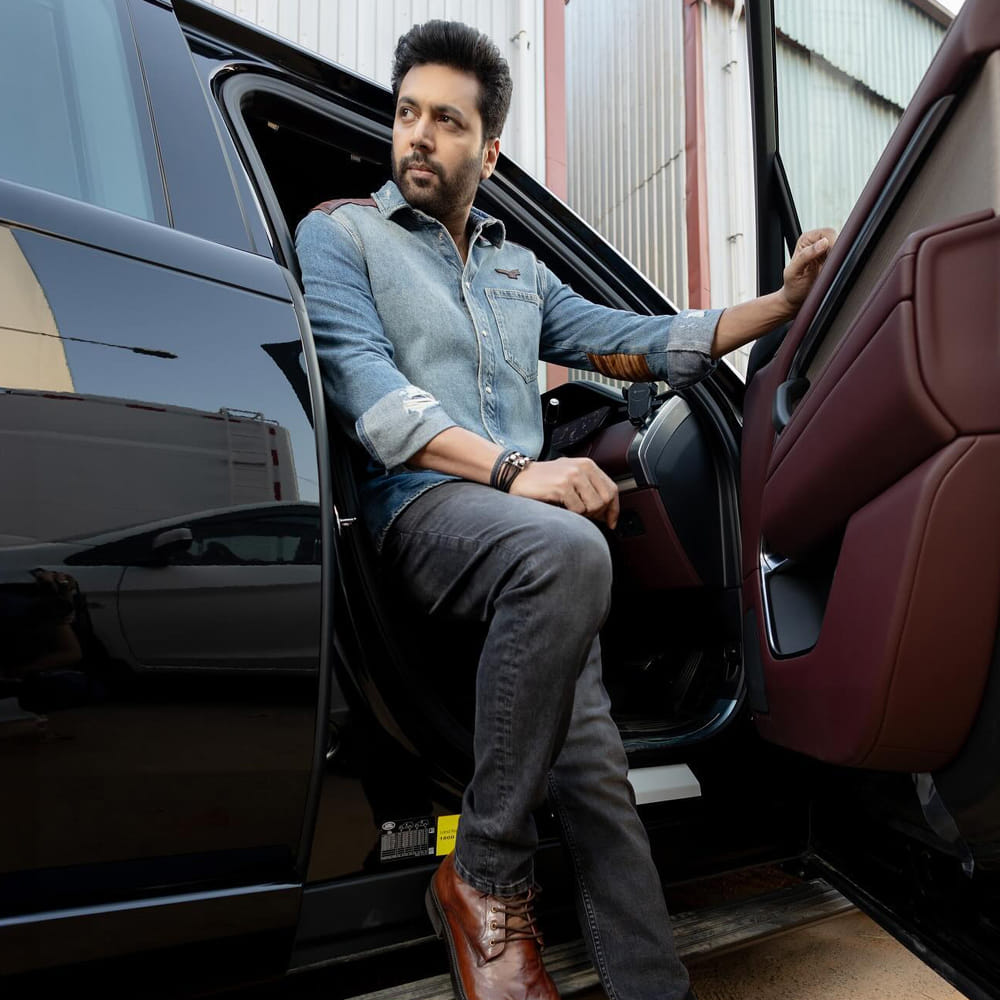 పొన్నియిన్ సెల్వన్ సక్సెస్‌తో పాన్ ఇండియా ఇమేజ్‌ అందుకున్న జయం రవి మరో చాలెంజ్‌కు రెడీ అవుతున్నారు. ప్రజెంట్‌ హీరోగా వరుస సినిమాలతో ఫుల్ బిజీగా ఉన్న ఈ స్టార్ హీరో త్వరలో మెగా ఫోన్ పట్టబోతున్నట్టుగా వెల్లడించారు. తన డైరెక్టోరియల్‌ లిస్ట్‌లో క్రేజీ ప్రాజెక్ట్స్‌ను రెడీ చేస్తున్నారు.