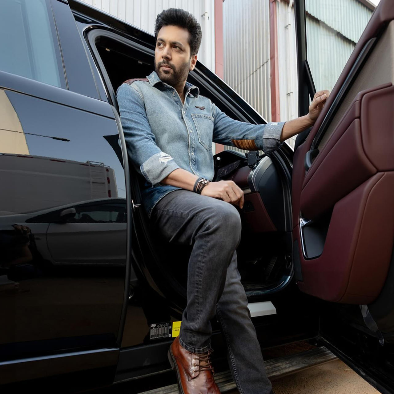 పొన్నియిన్ సెల్వన్ సక్సెస్‌తో పాన్ ఇండియా ఇమేజ్‌ అందుకున్న జయం రవి మరో చాలెంజ్‌కు రెడీ అవుతున్నారు. ప్రజెంట్‌ హీరోగా వరుస సినిమాలతో ఫుల్ బిజీగా ఉన్న ఈ స్టార్ హీరో త్వరలో మెగా ఫోన్ పట్టబోతున్నట్టుగా వెల్లడించారు. తన డైరెక్టోరియల్‌ లిస్ట్‌లో క్రేజీ ప్రాజెక్ట్స్‌ను రెడీ చేస్తున్నారు.