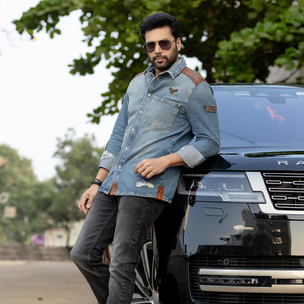 ఆ మధ్య తనీ ఒరువన్‌ సీక్వెల్‌ను ఎనౌన్స్ చేసిన జయం రవి, ప్రస్తుతం బ్రదర్‌, జీనీ లాంటి సినిమాల్లో నటిస్తున్నారు. మరో రెండు సినిమాలు డిస్కషన్ స్టేజ్‌లో ఉన్నాయి. ఇంత బిజీలోనూ దర్శకుడిగా సత్తా చాటేందుకు రెడీ అవుతున్నారు ఈ కోలీవుడ్ స్టార్ హీరో.
