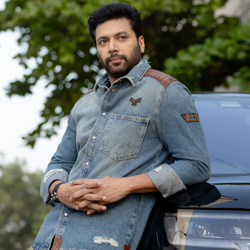 రీసెంట్‌గా సైరెన్ సినిమాతో ఆడియన్స్‌ ముందుకు వచ్చిన జయం రవి, ఆ సినిమా ప్రమోషన్‌లో తన ఫ్యూచర్ ప్లానింగ్ గురించి ఇంట్రస్టింగ్ కామెంట్స్ చేశారు. త్వరలో మెగా ఫోన్‌ పట్టబోతున్నట్టుగా చెప్పిన జయం రవి ఆల్రెడీ కథలు కూడా సిద్ధం చేసుకున్నారట.