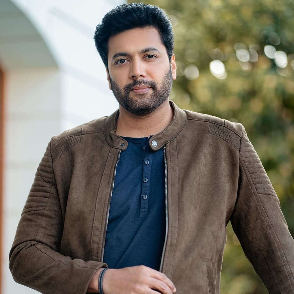 తొలి ప్రయత్నంగా కమెడియన్‌ యోగి బాబు లీడ్ రోల్‌లో ఓ సినిమాను రూపొందించబోతున్నట్టుగా వెల్లడించారు జయం రవి. ఇప్పటికే హీరోగానూ మంచి విజయాలు సాధించిన యోగిబాబుతో సెటైరికల్‌ కామెడీని ప్లాన్ చేస్తున్నారు జయం రవి.