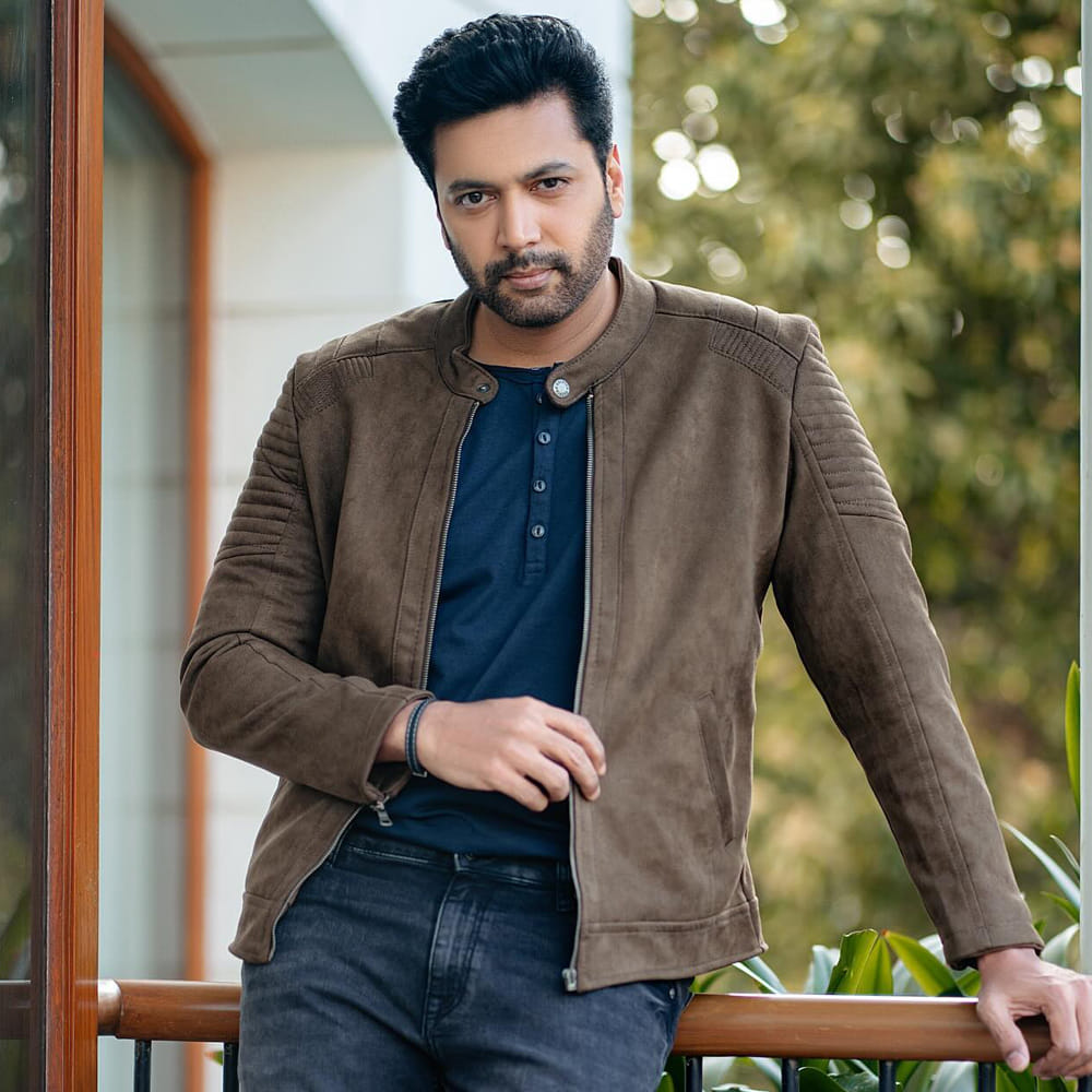 తనే హీరోగా ఓ సినిమాను డైరెక్ట్‌ చేసేందుకు రెడీ అవుతున్నారు ఈ కోలీవుడ్ స్టార్‌. తన టేస్ట్‌కు తగ్గట్టుగా ఓ భారీ యాక్షన్ థ్రిల్లర్‌లో స్వయంగా నటించి దర్శకత్వం వహించబోతున్నారు. మరో కోలీవుడ్ స్టార్ హీరోతోనూ ఓ భారీ సినిమాను డైరెక్ట్ చేయబోతున్నారట ఈ స్టార్ హీరో.
