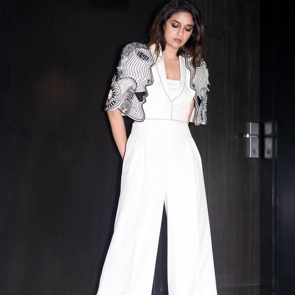 ఇటీవల ఈ అమ్మడు సోషల్ మీడియాలో తన అందాలతో ప్రేక్షకులను కవ్విస్తుంది. రకరకాల ఫొటోలతో ప్రేక్షకులను మెప్పిస్తుంది ఈ వయ్యారి. సోషల్ మీడియాలో కీర్తిసురేష్ కు మంచి ఫ్యాన్ ఫాలోయింగ్ ఉంది.