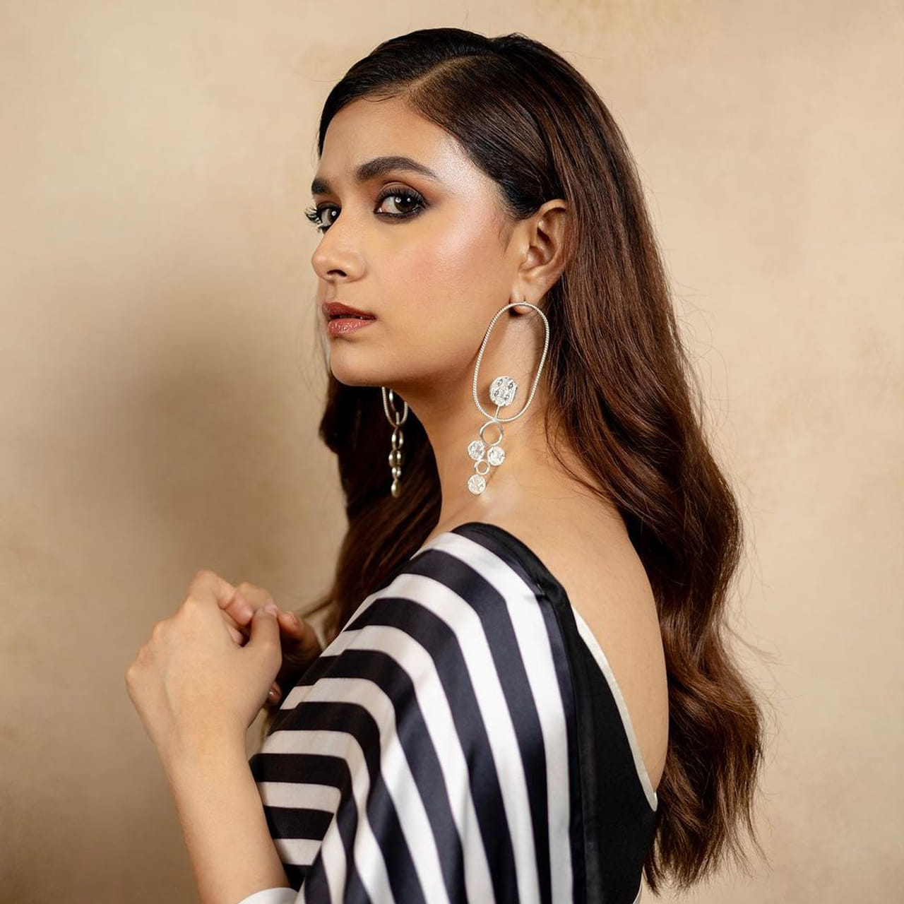 ఇటు కీర్తి సురేష్.. అటు సాయి పల్లవి.. ఇద్దరూ ఇద్దరే. ఇంకా చెప్పాలంటే మోడ్రన్ మహా నటీమణులు. గ్లామర్ ప్రపంచంలో ఉంటూ.. పర్ఫార్మెన్సుతో స్టార్ ఇమేజ్ తెచ్చుకున్నారు.