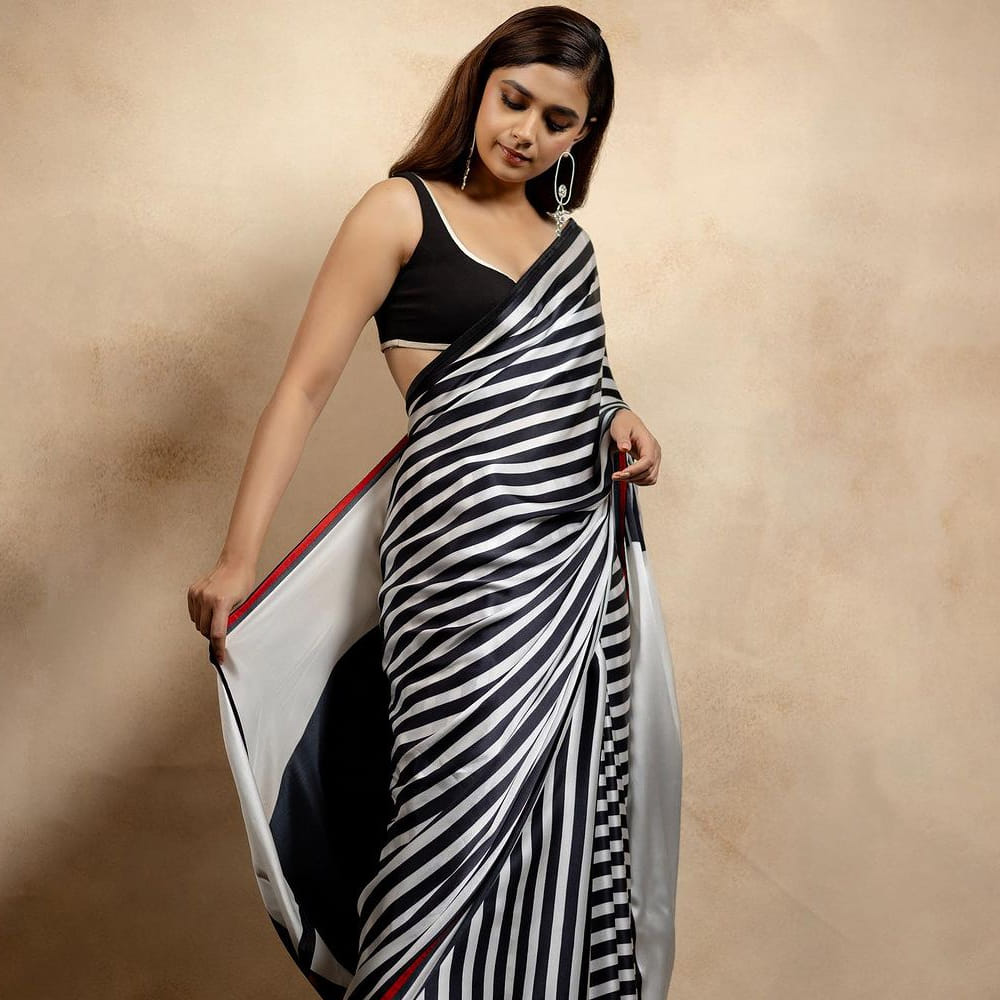 పాన్ ఇండియన్ సినిమాల ట్రెండ్ మొదలయ్యాక.. సింగిల్ లాంగ్వేజ్కు పరిమితం కావడానికి హీరోయిన్లు కూడా ఆసక్తి చూపించడం లేదు. అందుకే ముంబైలోనూ జెండా ఎగరేయాలని చూస్తున్నారు.