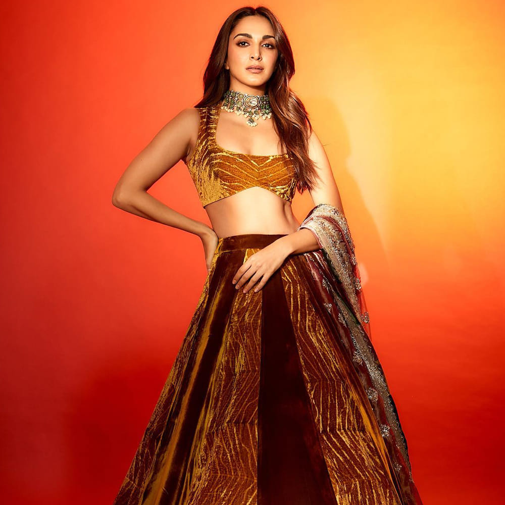 ఇప్పుడు డాన్‌ వరల్డ్‌లోకి ఎంట్రీ ఇస్తున్నారు కియారా. రీసెంట్‌గా డాన్‌ 3ని అఫీషియల్‌గా కన్ఫార్మ్ చేసిన మేకర్స్‌, ఈ సారి రణవీర్‌ సింగ్ డాన్‌గా కనిపించబోతున్నారని వెల్లడించారు. ఈ సినిమాలో డాన్‌కు జోడిగా కియారాను ఫైనల్‌ చేశారు డైరెక్టర్ ఫర్హాన్‌. ఈ న్యూస్‌తో మరోసారి కియారా గ్లామర్‌ షోలో నెక్ట్స్ లెవల్‌ చూపించబోతున్నారని ఫిక్స్ అయ్యారు ఫ్యాన్స్‌.