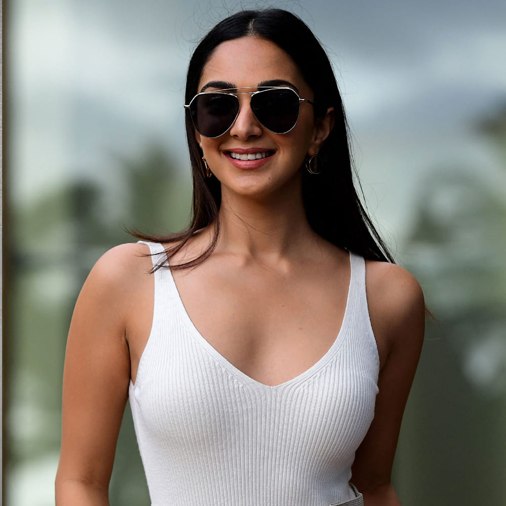 కావాలంటే కియారా అద్వానీనే తీసుకోండి.. బాలీవుడ్లో ఈమె స్టార్ హీరోయిన్. వరస సినిమాలు చేసుకుంటూ దూసుకుపోతున్నారు. అక్కడ బానే ఉందిగా.. ఇంక టాలీవుడ్ ఎందుకు అనుకుంటున్నారా..? లేదే.. ఇక్కడా బిజీ అవ్వాలని చూస్తున్నారు.