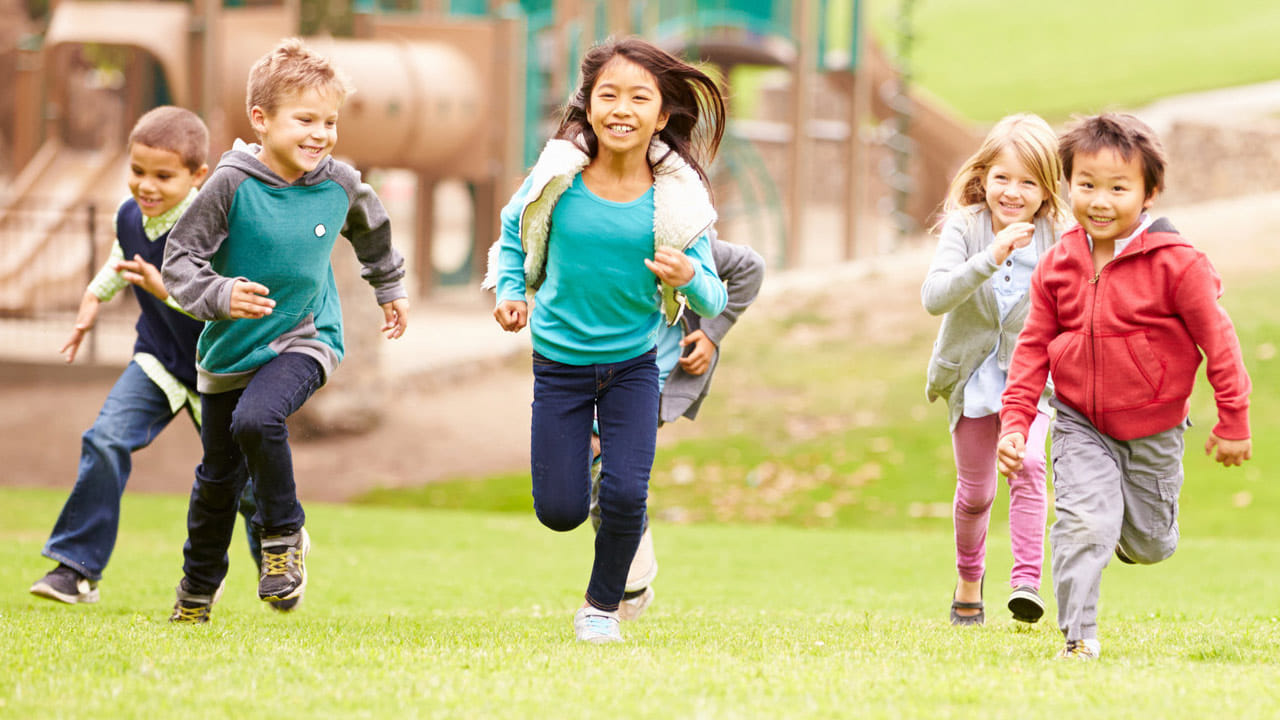 ఇక చిన్నారులకు ఫోన్‌ను దూరం చేయాలంటే ముందుగా వారికి శారీరక క్రీడలపై మక్కువ పెరిగేలా చేయాలి. స్కూల్‌ నుంచి రాగానే కాసేపు గ్రౌండ్‌లో ఆటలు ఆడిపియ్యాలి. లేదా ఏదైనా స్పోర్ట్స్‌ అకాడమీలో జాయిన్‌ చేయించాలి. వీటివల్ల వారి మనసు ఫోన్‌ వైపు మళ్లకుండా ఉంటుంది. 