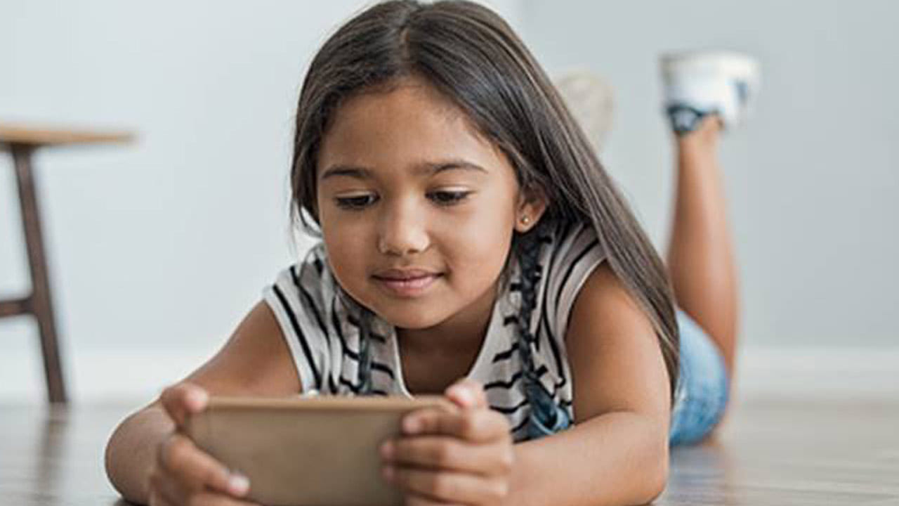  ఒకప్పుడు ఆటలు ఆడుతూ సరదగా గడిపే చిన్నారులు ఇప్పుడు స్మార్ట్‌ ఫోన్‌కు బానిసలుగా మారారు. గంటల తరబడి స్మార్ట్ ఫోన్‌తో కుస్తీ పడుతున్నారు. అయితే చిన్నారులను స్మార్ట్ ఫోన్‌ వ్యసనాన్ని దూరం చేయడానికి కొన్ని రకాల టిప్స్‌ ఉన్నాయి. అవేంటో ఇప్పుడు తెలుసుకుందాం. 