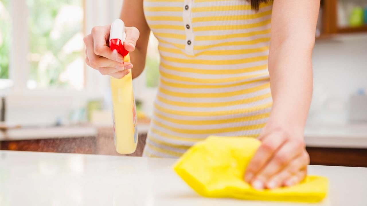 మీరు వంటకు ఉపయోగించే వంట సరుకుల డబ్బాలు తీస్తూ ఉంటారు. వాటి అవసరం తీరాక.. మళ్లీ వాటిని తీసిని ప్రదేశంలోనే వెంటనే పెట్టేయండి. దీని వల్ల మీకు చిందర వందరగా ఉండదు. ఎప్పటికప్పుడు గ్యాస్ కట్టును శుభ్రం చేస్తూ ఉండాలి.
