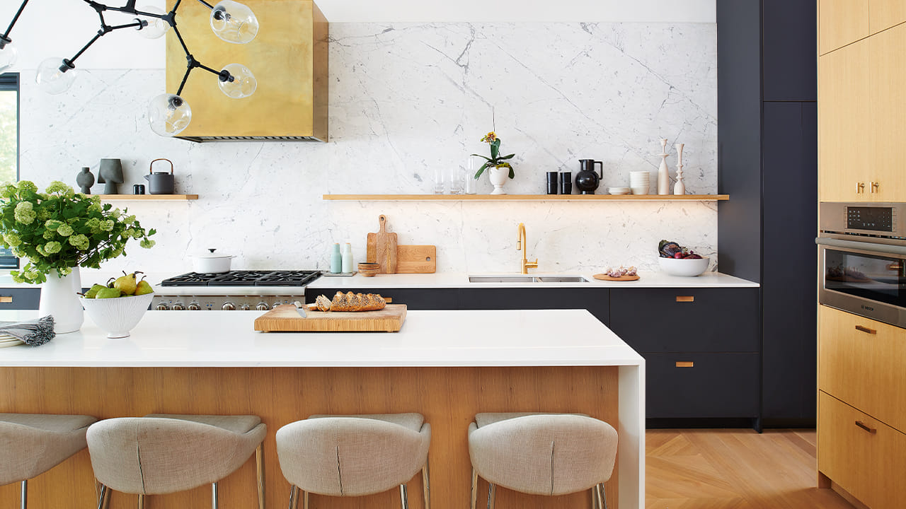 కూరగాయలు కట్ చేశాక చాలా మంది ఆ చెత్తను.. గ్యాస్ కట్టుపైనే వదిలేస్తారు. దీంతో అక్కడికి బ్యాక్టీరియా, క్రిములు, బొద్దింకలు చేరే అవకాశం ఎక్కువగా ఉంటుంది. కాబట్టి వెంటనే ఆ చెత్తను క్లీన్ చేస్తూ ఉండాలి. కిచెన్‌లో ప్రత్యేకంగా ఓ డస్ట్ బిన్ ఏర్పాటు చేసుకోండి.
