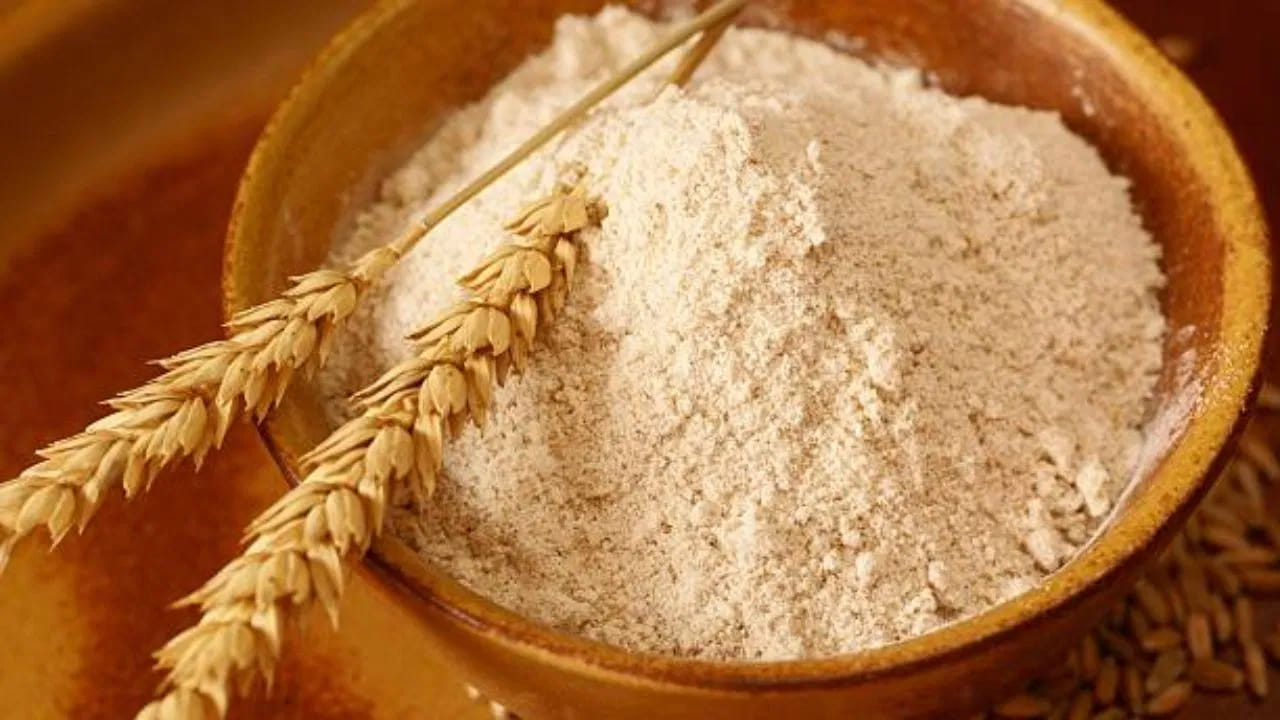 ప్రతి వంటఇంట్లో తప్పని సరిగా ఉండే వస్తువులు రకరకాల పిండ్లు. గోధుమ పిండి, బియ్యం పిండి ఇలాంటి వాటిని సూర్యరశ్మికి దూరంగా ఉంచాలి. అందువల్ల వీటిని రిఫ్రిజిరేటర్లో ఉంచడం మంచిది. ఇది పిండిని తేమగా ఉంచుతుంది. పురుగులు పట్టే అవకాశం తక్కువ. 