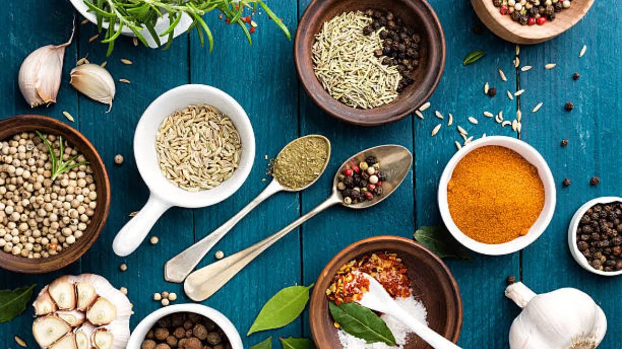 ధనియాలు, జీలకర్ర, పసుపు, కారం పొడిని వంటగదిలో పెట్టుకోవాలి. వీటిని రోజువారీ వంటలలో ఉపయోగిస్తారు. అయితే ఒరేగానో, వాము, చిల్లీ ఫ్లేక్స్ వంటి వాటిని రోజు ఉపయోగించరు. కనుక వీటిని  ఫ్రిజ్‌లో ఉంచడం మంచిది. బయట ఉంచితే కొద్ది రోజుల్లో పాడైపోతాయి. 