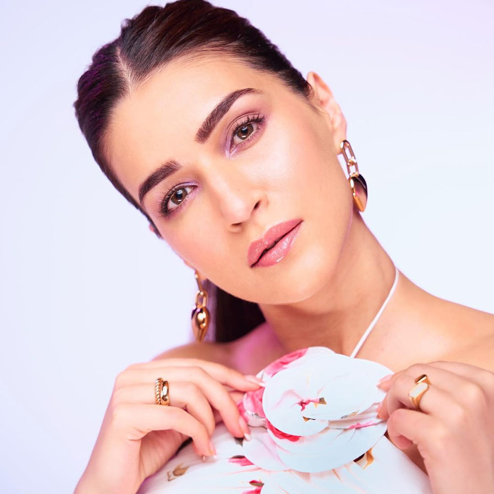 గ్లామరస్గా కనిపిస్తూనే.. రోబోగా తనదైన నటనతో మెప్పించారు. ఇలా వరుసగా ప్రయోగాలు చేస్తూ గ్లామర్ వరల్డ్లో సంథింగ్ స్పెషల్ అనిపించుకుంటున్నారు కృతి సనన్.