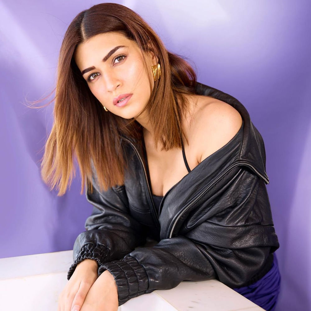 సినిమా రిజల్ట్ ఎలా ఉన్నా.. సీతగా కృతికి మంచి మార్కులే పడ్డాయి. ప్రజెంట్ కమర్షియల్ సినిమాలతో పాటు ప్రయోగాలకు కూడా రెడీ అంటున్న ఈ బ్యూటీ.. డిఫరెంట్ రోల్స్ చేసేందుకు ఇంట్రస్ట్ చూపిస్తున్నారు.