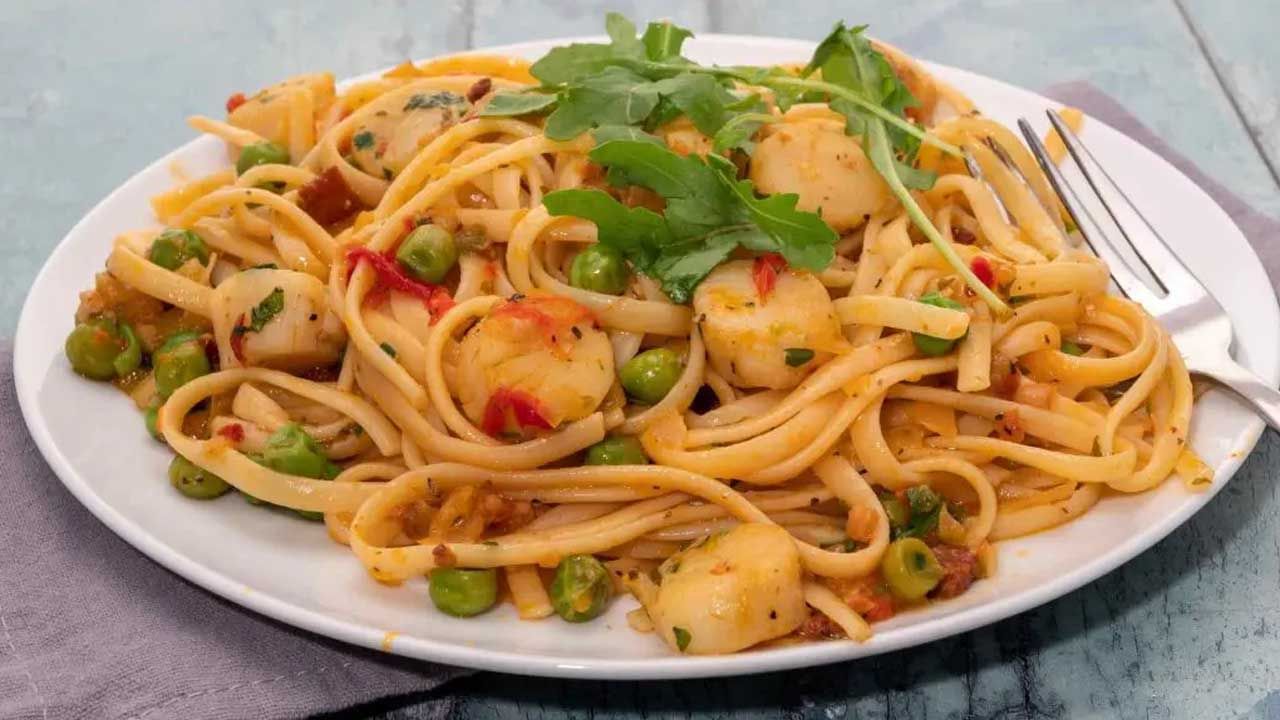 Linguine Pasta Shape- లాసాగ్నే శాండ్‌విచ్ ఆకారంలో తయారు చేస్తారు. ఇది ఉల్లిపార పొరల్లా షీట్లు షీట్లుగా ఉంటుంది. దీని ఆకారం పెద్దగా దీర్ఘచతురస్రాకారంలో ఉంటుంది. చీజ్, సాసేజ్‌తో తయారు చేసే లాసాగ్రే డిష్ చాలా రుచికరంగా ఉంటుంది. రెస్టారెంట్లలో ప్రజలు లాసాగ్నేను బాగా ఇష్టపడతారు.