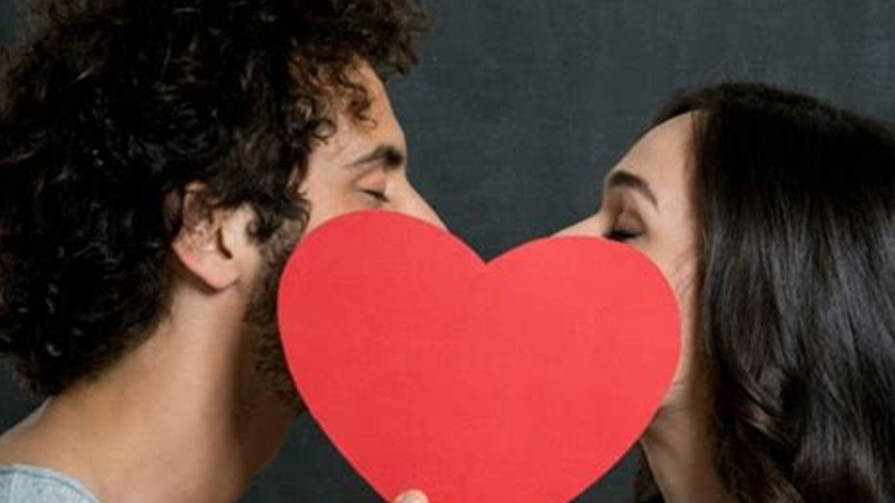 కానీ ప్రేమ ప్రయోజనాల జాబితాలో మరొక విషయాన్ని జోడించారు. అదే.. ముద్దు. అవును, ముద్దులు ఆరోగ్యానికి కూడా చాలా మేలు చేస్తాయి. ముద్దు పెట్టుకునే సమయంలో, శరీరంలో అనేక శారీరక ప్రతిచర్యలు జరుగుతాయి. ఇది మన ఆరోగ్యాన్ని మెరుగుపరుస్తుంది. పెదవులు కలసిన వెంటనే, 'లవ్ హార్మోన్' ఆక్సిటోసిన్ స్థాయి పెరుగుతుంది. ఇది ఒత్తిడిని తగ్గిస్తుంది. భాగస్వామితో అనుబంధాన్ని పెంచుతుంది. అంతే కాకుండా ముద్దులు పెట్టుకోవడం వల్ల ఆనందాన్ని ఇచ్చే డోపమైన్, సెరోటోనిన్ స్థాయిలు కూడా పెరుగుతాయి.