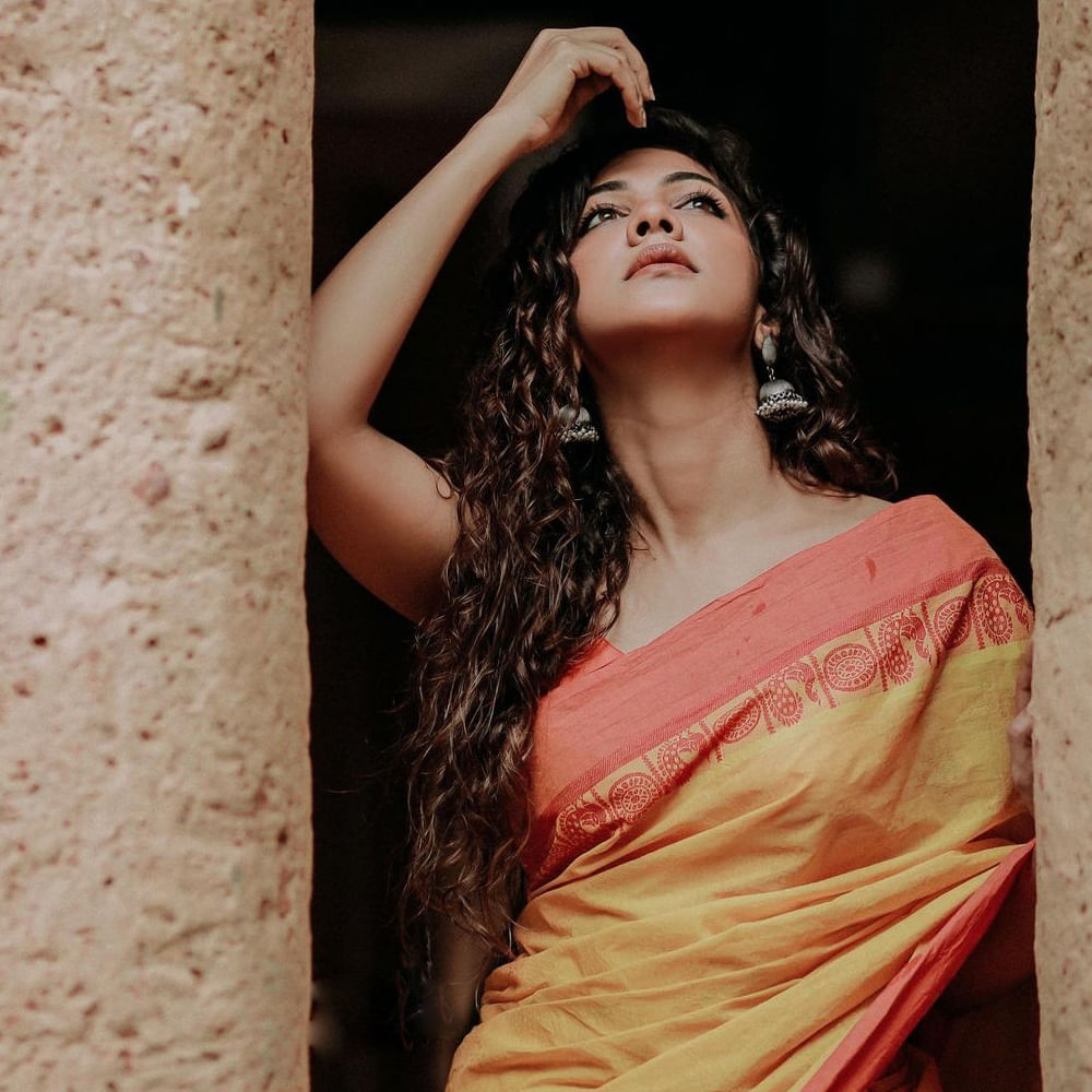  కానీ ఆ తర్వాత మాత్రం ఊహించిన స్థాయిలో ఆఫర్స్ మాత్రం అందుకోలేకపోయింది. ప్రస్తుతం తెలుగు, తమిళంలో బ్యాక్ టూ బ్యాక్ సినిమాలు చేస్తుంది. 