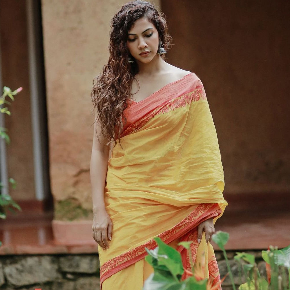 మడోన్నా సెబాస్టియన్ సోషల్ మీడియాలో షేర్ చేసిన ఫోటోస్ తెగ వైరలవుతున్నాయి. కాటన్ చీరలో అందమే అద్భుమైన కుర్రాళ్ల గుండెల్లో అలజడి సృష్టిస్తోంది. 