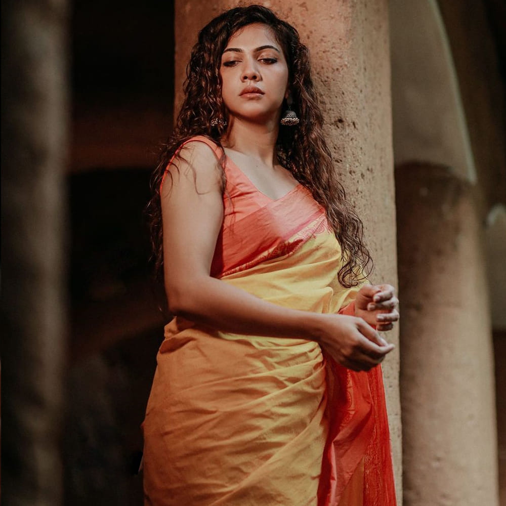 ఉంగరాల జుట్టు.. కలువ కళ్లతో మంత్రముగ్దులను చేస్తోన్న వయ్యారి.. తెలుగులో ప్రేమమ్, శ్యామ్ సింగరాయ్ సినిమాల్లో నటించి మెప్పించిన ముద్దుగుమ్మ. 