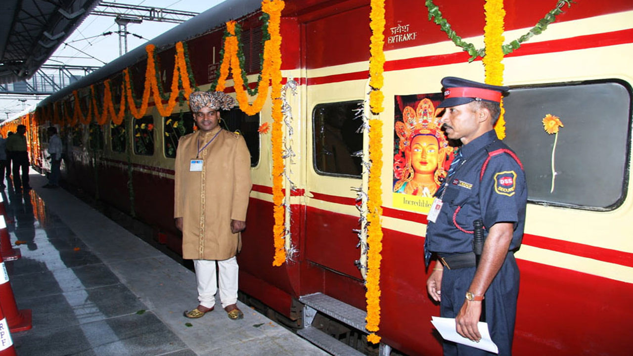 Mahaparinirvana Train- ఈ రైలును బౌద్ధ సర్క్యూట్ రైలు అని కూడా పిలుస్తారు. ఇది లైబ్రరీ, వంటగది, రెస్టారెంట్, మసాజ్ పార్లర్ మొదలైన అనేక సౌకర్యాలను కలిగి ఉంది. ఇందులో ప్రయాణించాలంటే రూ.2 లక్షలు వెచ్చించాల్సి ఉంటుంది. 