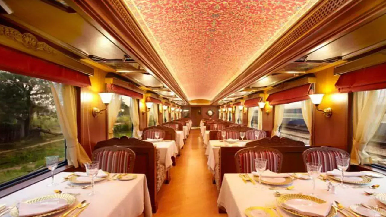 Maharajas Express- మహారాజాస్ ఎక్స్‌ప్రెస్.. అర మైలు పొడవున్న ఈ రైలులో అత్యుత్తమ స్థాయి ఆతిథ్యం అందుతుంది. ఇందులో బార్‌లు, విలాసవంతమైన అపార్ట్‌మెంట్‌లు, బట్లర్ సేవలు, ఇతర సౌకర్యాలను అందించడానికి శిక్షణ పొందిన నిపుణులు ఉంటారు. ఇది భారతదేశంలోని అత్యంత ఖరీదైన రైళ్లలో ఒకటి.