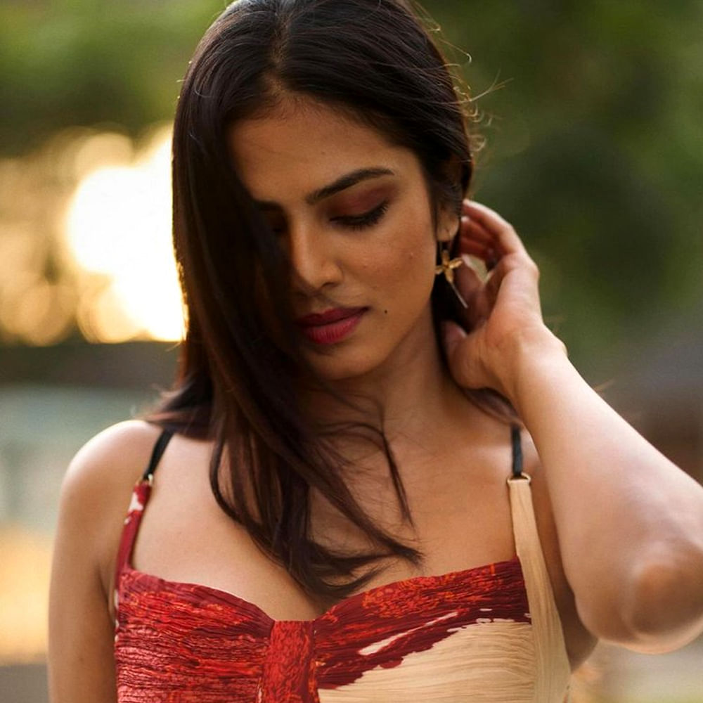 మలయాళం , కన్నడ భాషల్లోనే కాదు హిందీలోనూ సినిమాలు చేసింది మాళవికా మోహన్. ఈ చిన్నది బాలీవుడ్ లో బియాండ్ ది క్లౌడ్స్ అనే సినిమాలో కనిపించింది. ఆతర్వాత తమిళ్ ఇండస్ట్రీలోకి వచ్చింది. తమిళ్ లో బ్యాక్ టు బ్యాక్ ఆఫర్స్ అందుకుంది. 