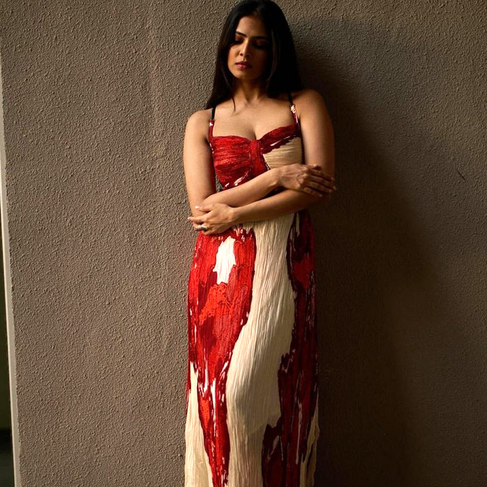 అందం అభినయం ఉన్న బ్యూటీల్లో మాళవికా మోహన్ ఒకరు. ఈ చిన్నది తమిళ్ ఇండస్ట్రీలో మంచి క్రేజ్ సొంతం చేసుకుంది మాళవిక. ఈ చిన్నది పట్టం పోల్ అనే మలయాళ సినిమాతో ఇండస్ట్రీకి పరిచయం అయ్యింది. ఈ సినిమాలో తన నటనతో ఆకట్టుకుంది.