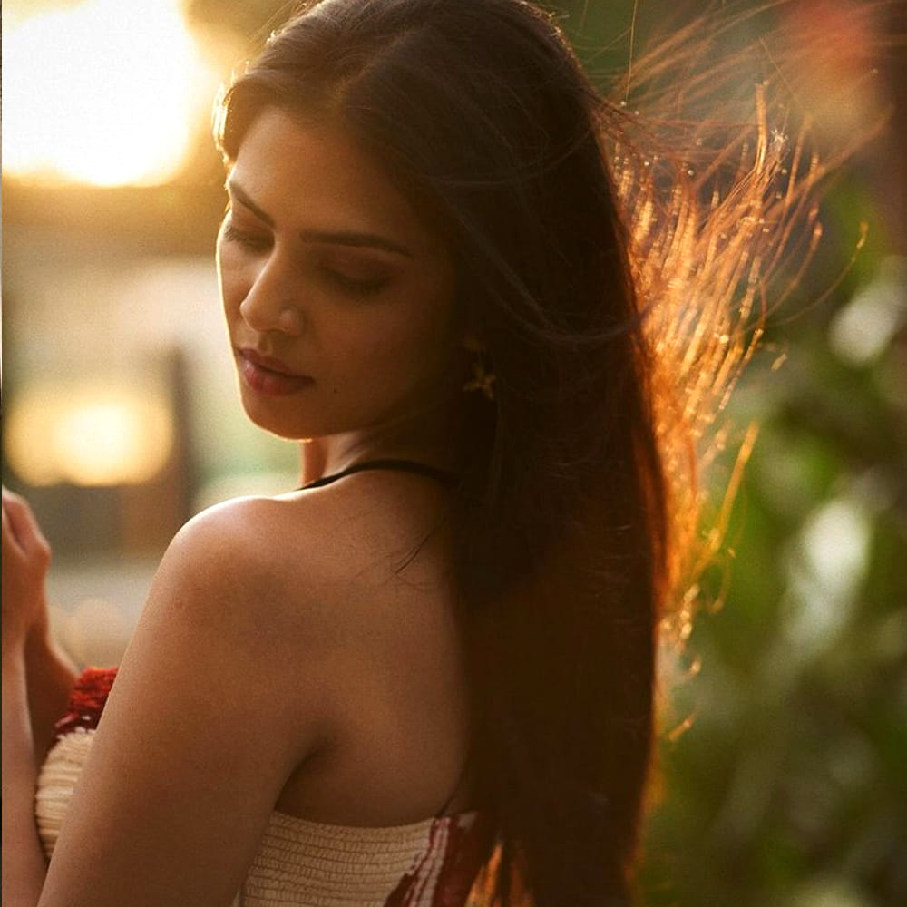 మలయాళంలో వరుసగా రెండు సినిమాల్లో నటించిన మాళవికా మోహన్ .. ఆతర్వాత కన్నడ ఇండస్ట్రీలోకి అడుగు పెట్టింది. అక్కడ నాను మట్టు వరలక్ష్మి అనే సినిమాలో నటించింది ఈ సినిమాలో తన నటనతో మంచి మార్కులు కొట్టేసింది. 