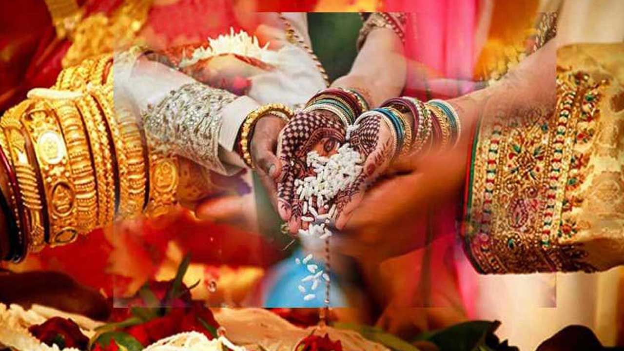 ప్రస్తుతం పెళ్లిళ్ల సీజన్ నడుస్తోంది. మన దేశంలో సంప్రదాయానికి పెద్ద పీట వేస్తారు. అందులో సంప్రదాయ పెళ్లికి ఎంతో ప్రాధాన్యత ఇస్తారు. పెళ్లి శుభలేఖ దగ్గర నుంచి మండపాలంకరణ వరకు, పెళ్లిబట్టల నుంచి నగల వరకు, టిఫిన్ల దగ్గర నుంచి విందు భోజనాల వరకు అన్నింటా ప్రత్యేకంగా ఉండాలని భావిస్తారు.