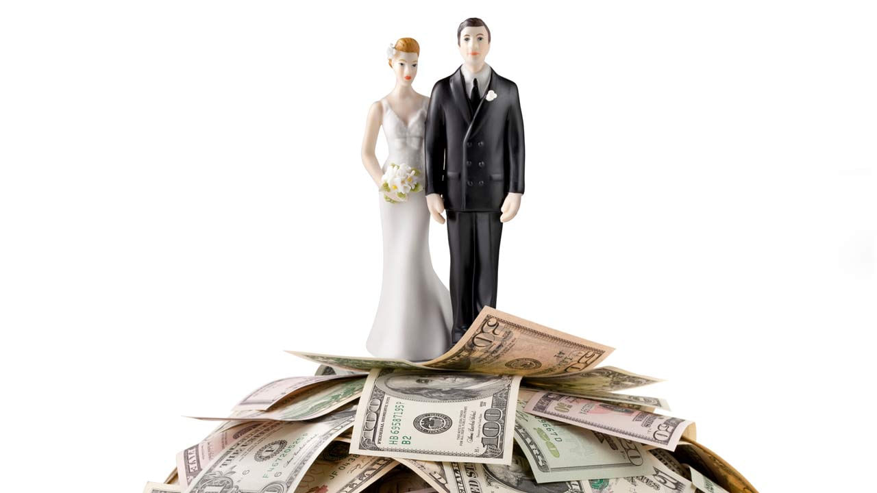 పెళ్లి ఎంత గ్రాండ్గా చేశాం అనే దానికన్నా ఎంత ప్రణాళికాబద్ధంగా ఆర్గనైజ్ చేశామా లేదా అన్నది ముఖ్యం. అనుకున్న బడ్జెట్ లోపు చేయాలంటే ఖర్చు ఎక్కడ పెట్టాలి.. ఎక్కడ తగ్గించుకోవాలో ముందుగానే నిర్ణయించుకోవాలి. అనవసరమైన వాటికి ప్రాధాన్యత నుంచి తొలగించాలి.