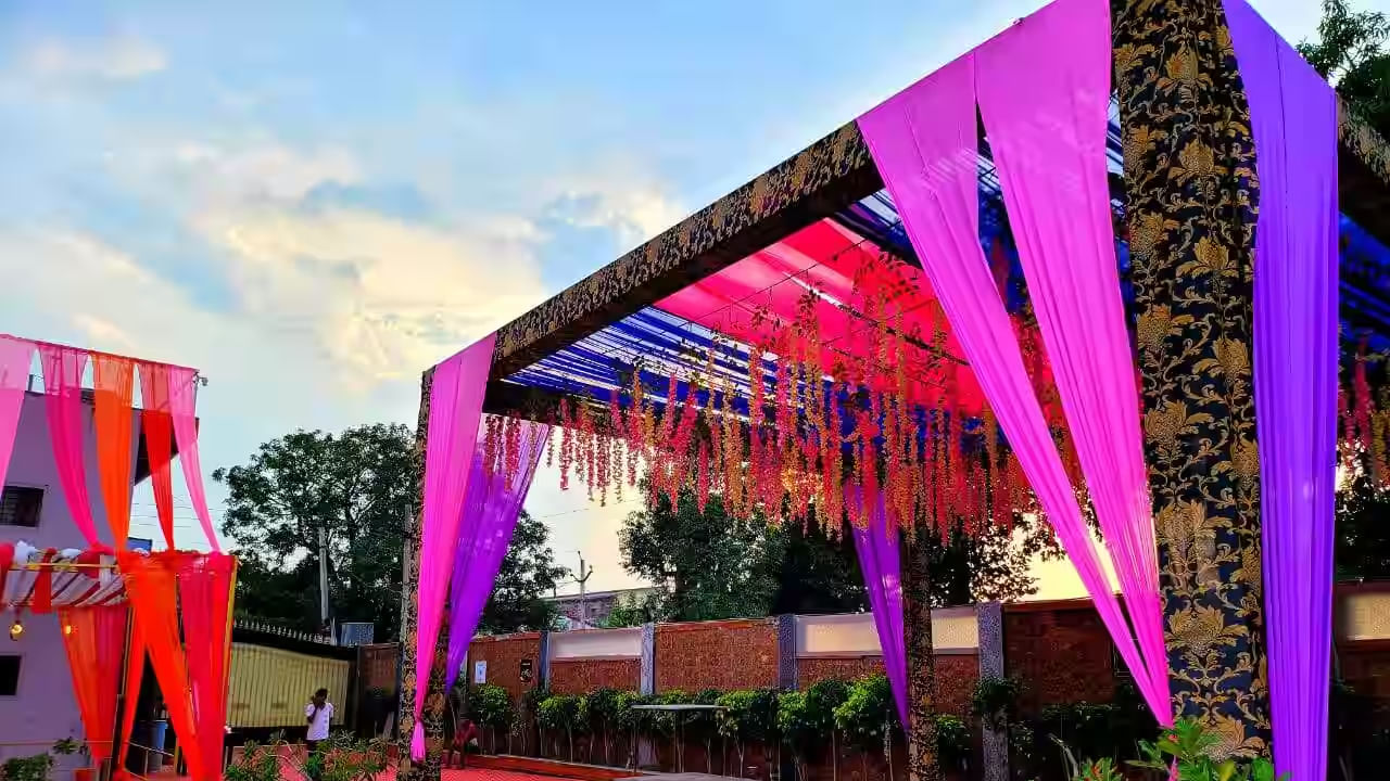 పెళ్లి అంటేనే బంధువులు, ఇరుగుపొరుగు, శ్రేయోభిలాషులు, స్నేహితులు అంతా ఒకచోట హాజరవుతారు. వీరికి విందు, వసతి ఏర్పాట్లు సరిగా ఉన్నాయా లేదా అన్నది ప్రధానంగా చూసుకోవాలి. అప్పుడే మన మర్యాదలకు ఎలాంటి లోటు లేకుండా వేడుక విజయవంతంగా సాగుతుంది.