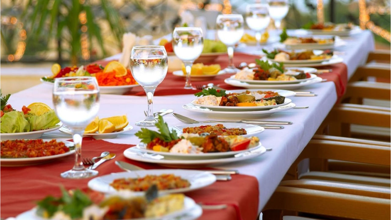 అలాగే విందు విషయంలో కూడా జాగ్రతగా ఉండాలి. క్యాటరింగ్ ఇచ్చేటప్పుడు రుచి, శుచికి ప్రాధాన్యం ఇవ్వాలి. వచ్చిన అతిథులకు మర్యాదలు తగ్గకుండా, ఒకటికి రెండుసార్లు వడ్డించేలా ఏర్పాట్లు చేయాలి. అవసరమైనంత భోజనం పెట్టేలా చూసుకోవాలి.