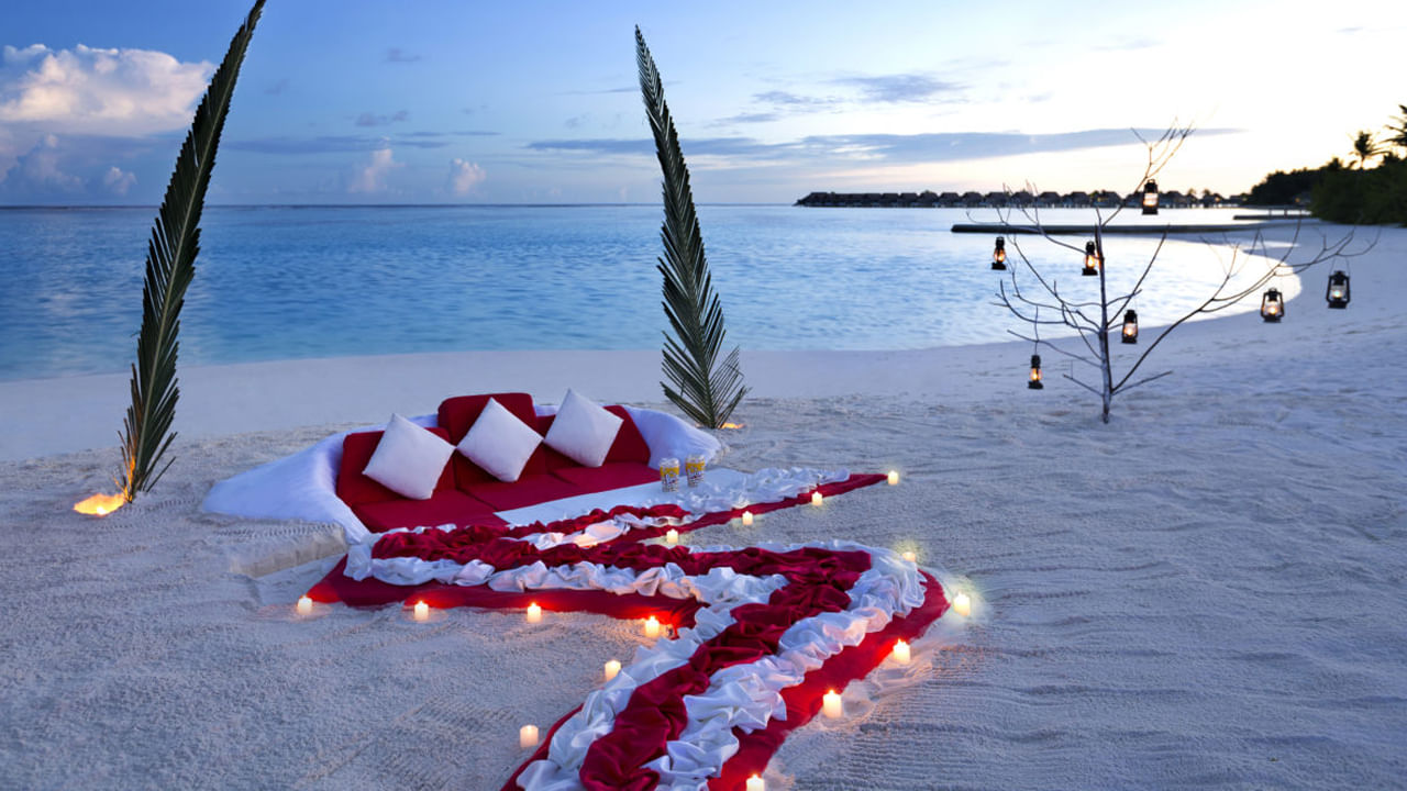 పెళ్లితంతు ముగిసిన తర్వాత నూతన వధూవరుల హనీమూన్ కోసం లక్షల రూపాయలు ఖర్చు చేస్తున్నారు. వాటికి బదులు మన దేశంలోనే మంచి టూరిజం ప్రాంతాలను ఎంపిక చేసుకుంటే తక్కువ ఖర్చుతో వెళ్లిరావచ్చు. మరీ విదేశాలకే వెళ్లాలి అనుకుంటే మలేసియా, థాయ్ల్యాండ్ వంటివి ఎంచుకుంటే సరిపోతుంది. తక్కువ బడ్జెట్లో జర్నీ చేసి రావచ్చు.