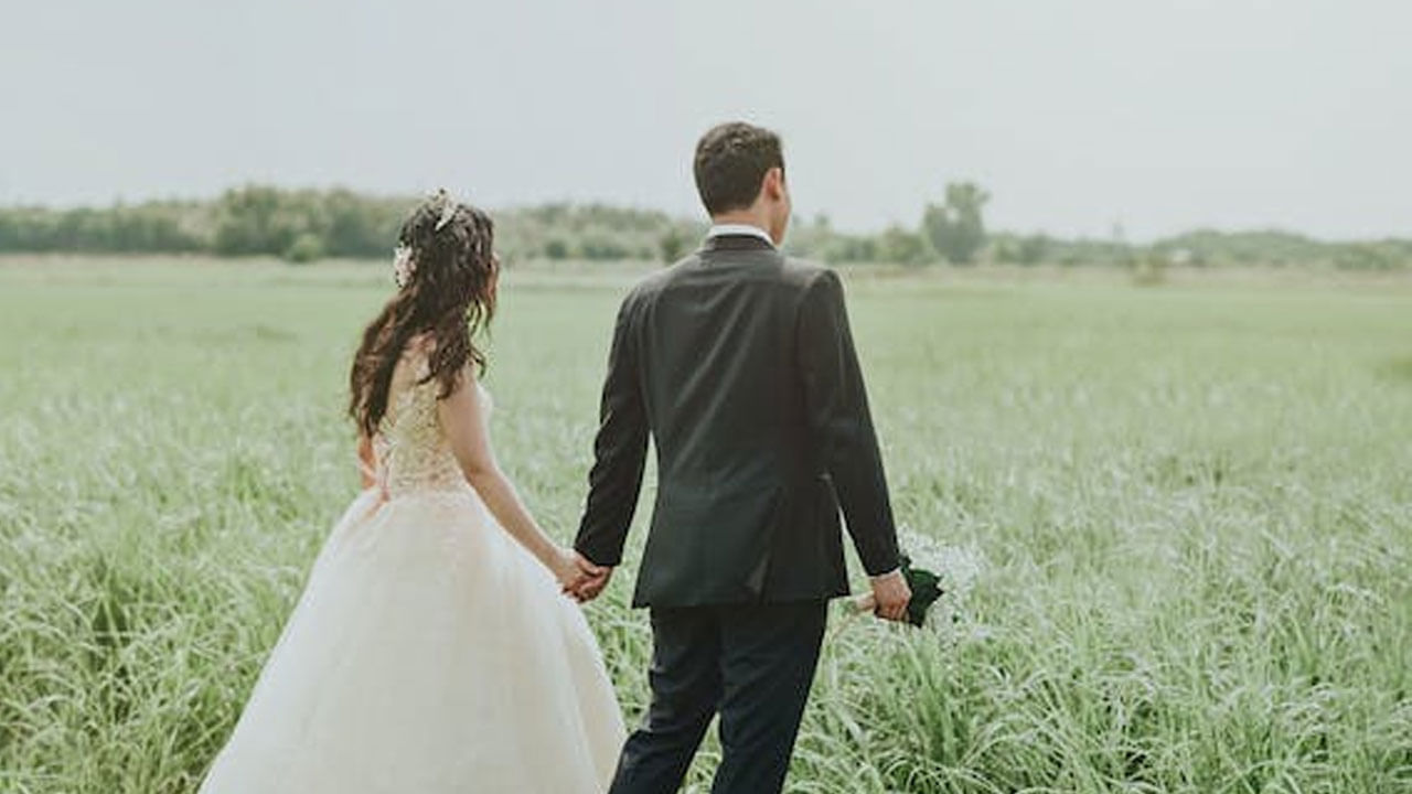 విషయాలను బహిరంగంగా మాట్లాడేవారు: బలమైన సంబంధం కోసం, మీ ఆలోచనలను బహిరంగంగా పంచుకోవడం, సమస్యల గురించి బహిరంగంగా మాట్లాడటం చాలా ముఖ్యం. అటువంటి పరిస్థితిలో, మీరు మీ భావాలను మీ బాయ్‌ఫ్రెండ్‌తో సులభంగా పంచుకోగలిగితే, అతను మీరు చెప్పేది సులభంగా వింటాడు. వీటన్నింటిని అర్థం చేసుకుంటే, అతను మీకు మంచి జీవిత భాగస్వామిగా నిరూపించుకోవచ్చు.